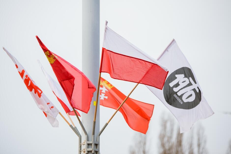 Flagi Grudnia '70, Polski i Solidarności łopocą na wietrze