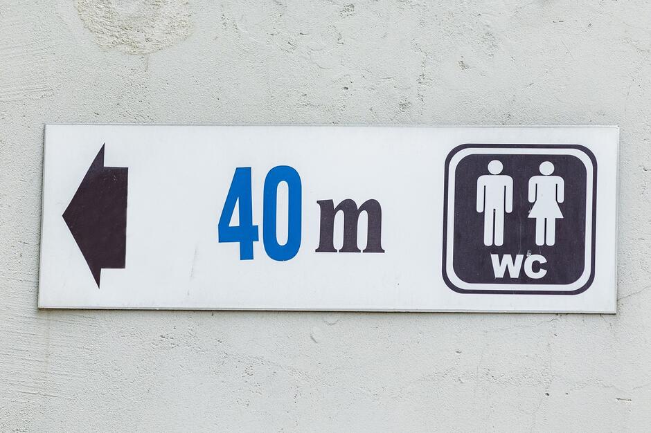 znak z logo toalet i napisem 40 m