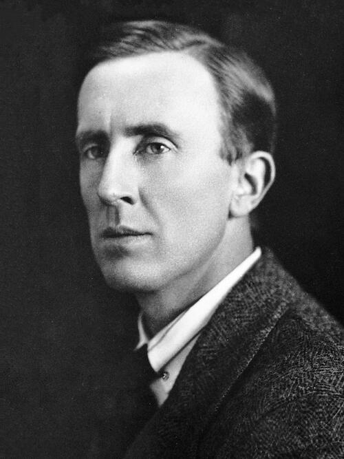 J. R. R. Tolkien żył w latach 1892 - 1973