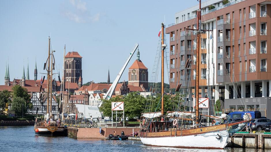 Widok dwóch żaglowców cumujących na tle zabytkowego Gdańska