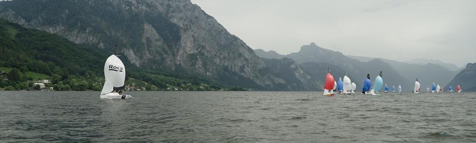 Jachty na jeziorze. Z lewej z napisem Rocha na żaglu, daleko za nim kolejne jachty 