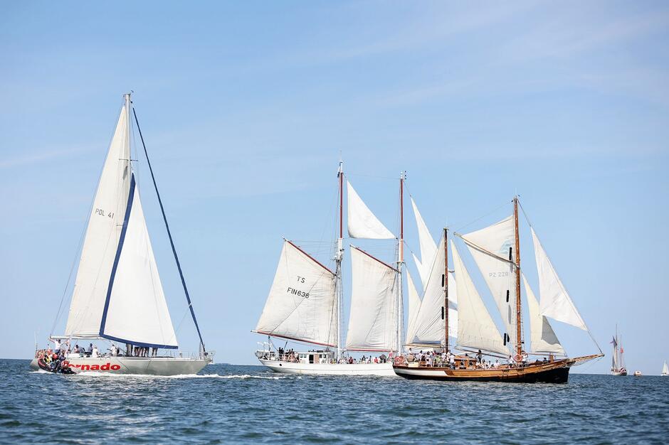 trzy żaglowce na morzu
