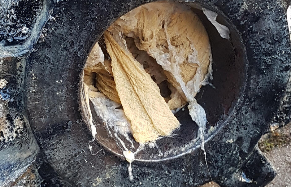 otwarta rura z wirnikiem, który otoczony jest brunatnymi chusteczkami