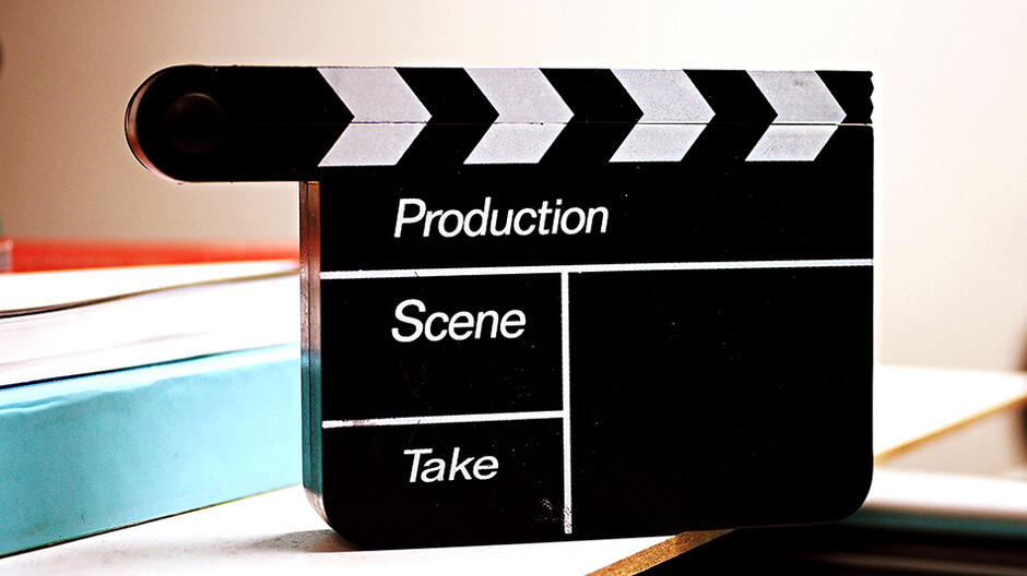 Klaps filmowy z napisami: production, scene, take