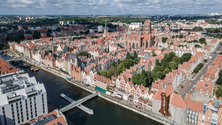 Panorama zabytkowego Gdańska z lotu ptaka