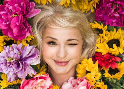 twarz uśmiechniętej blondynki w kwiatach