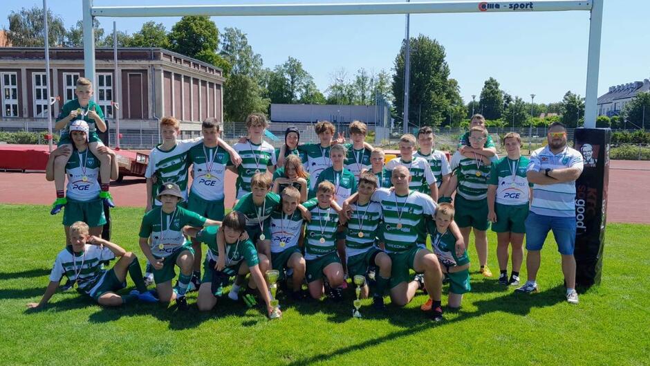 Młodzi zawodnicy w strojach sportowych