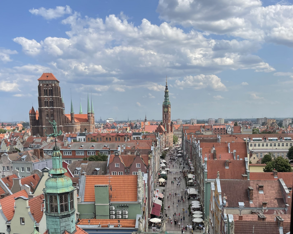 panorama zabytkowej części gdańska z wieżami kościołów i ratusza