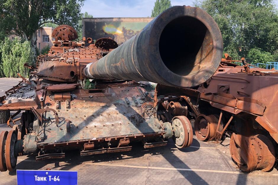 Zdjęcie częściowo zardzewiałego czołgu z lufą skierowaną w stronę widza