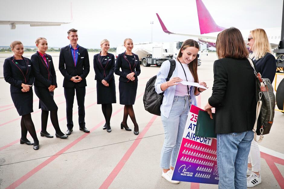 Zdjęcie pasażerki numer 25 milionów z pięcioosobowym personelem Wizz Air w Gdańsku