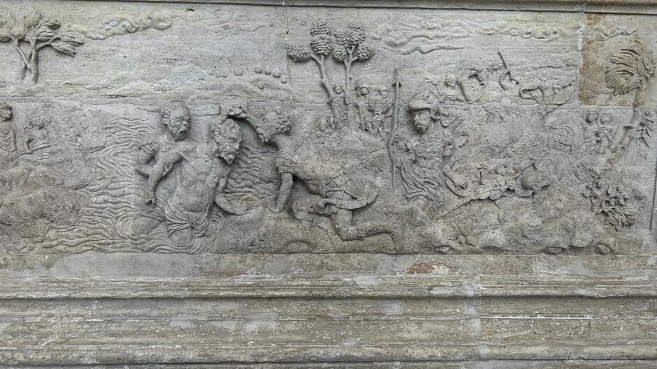 Zabytkowy relief przedstawiający scenę z Biblii