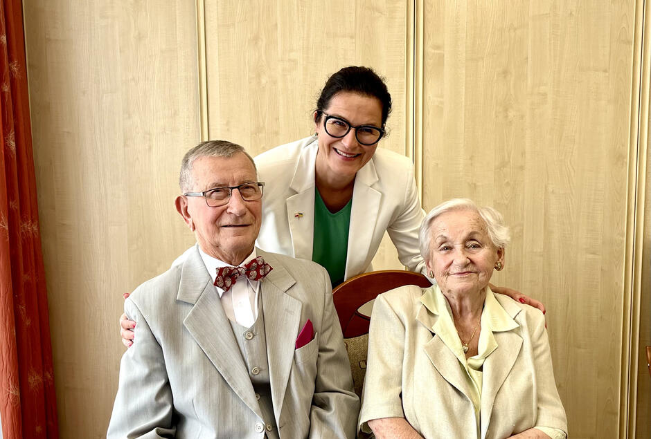 trzy osoby pozują do zdjęcia