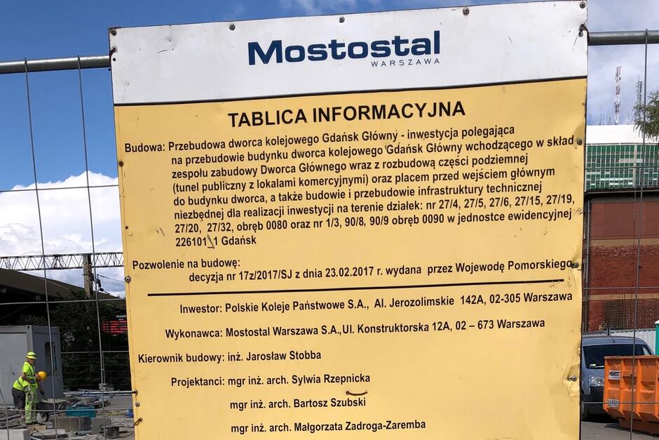 Tablica informująca, że wykonawcą robót jest Mostostal Warszawa, a inwestorem PKP