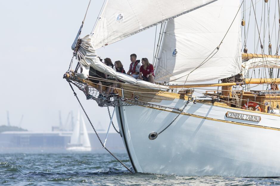 niewielki biały statek na morzu