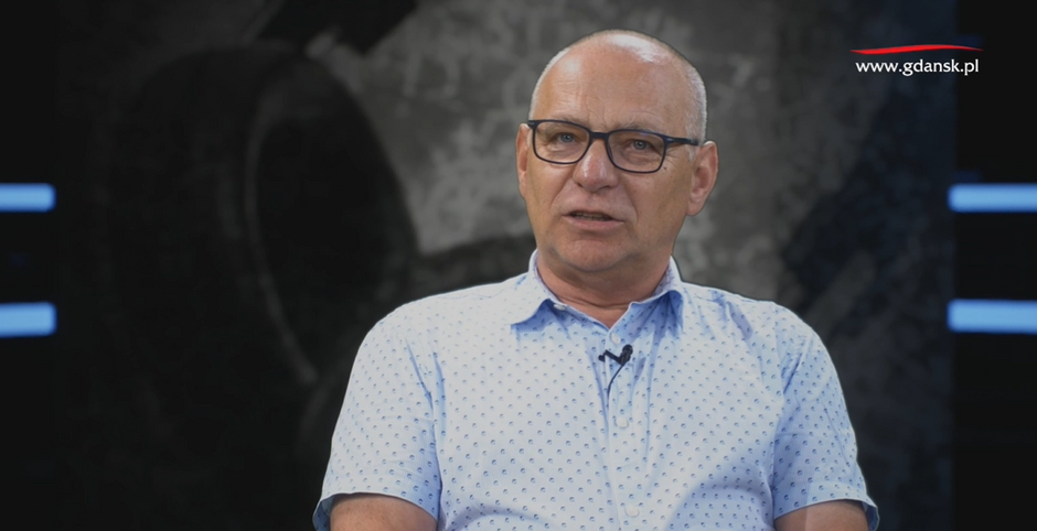 mężczyzna w okularach w studiu nagraniowym podczas audycji