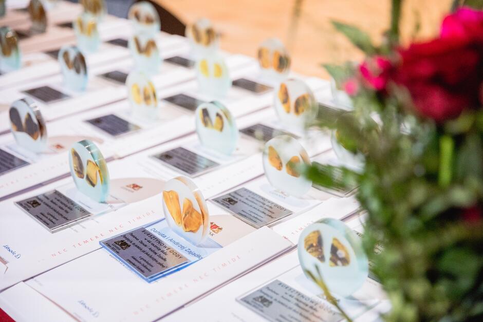 pamiątkowe statuetki