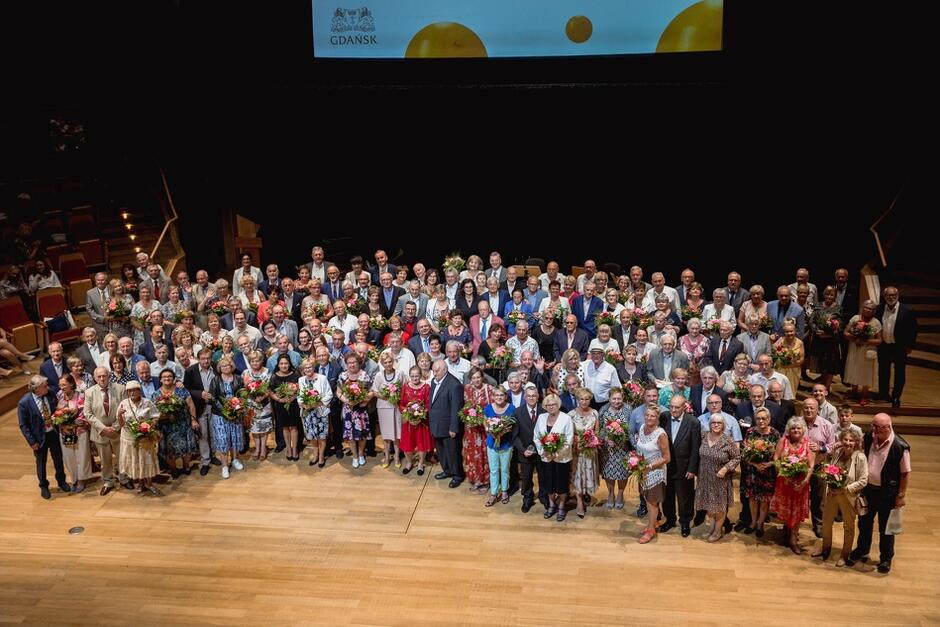 kilkadziesiąt osób pozuje do pamiątkowego zdjęcia