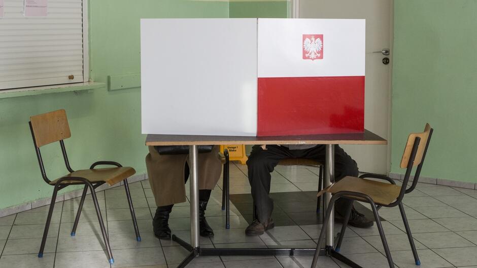 Zasłona w biało-czerwonych barwach dla głosujących w wyborach