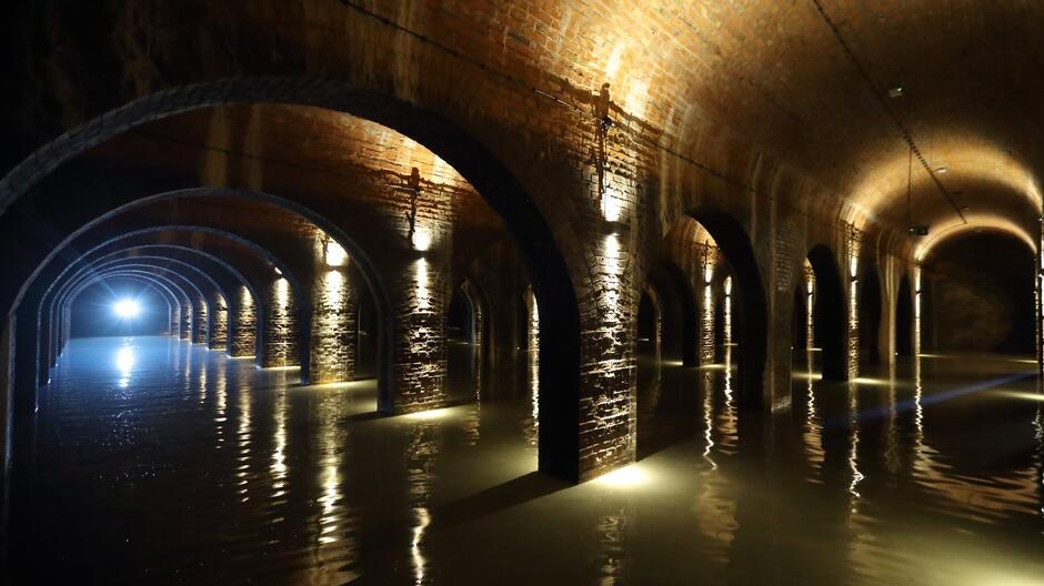 Podziemna budowla ceglana z wodą w środku