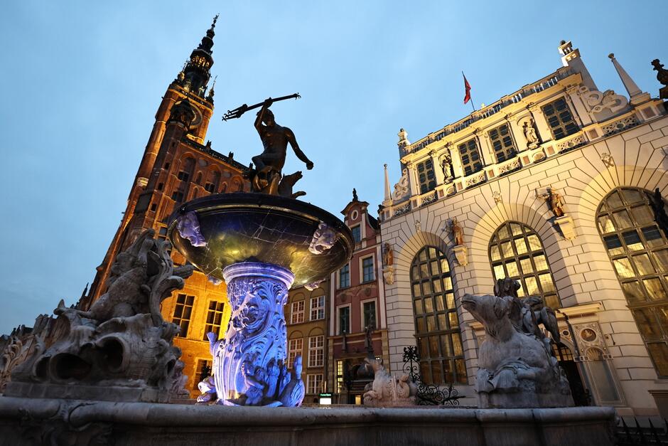 fontanna podświetlona na niebiesko-żółto