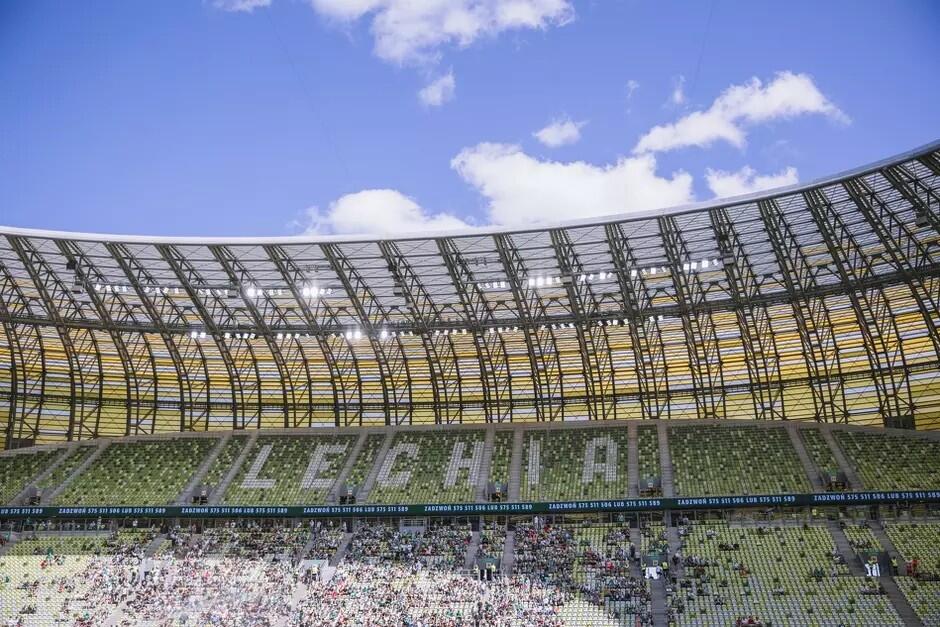 Trybuny stadionu z napisem LECHIA