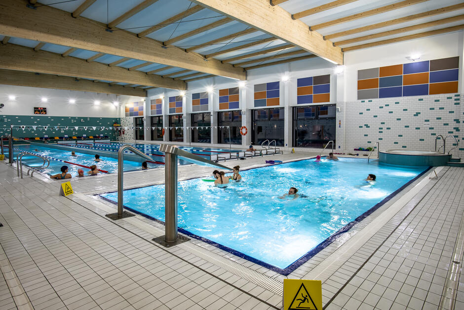 ogromny basen z wyznaczonymi torami