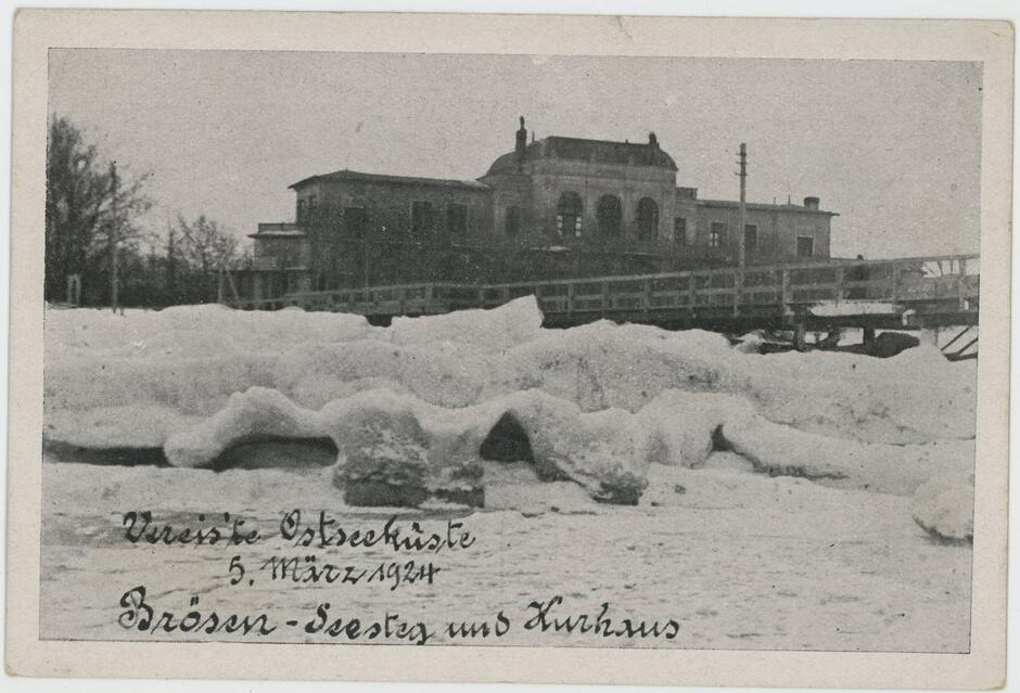 Czarno-białe zdjęcie: zrujnowany Budynek w okowach śniegu
