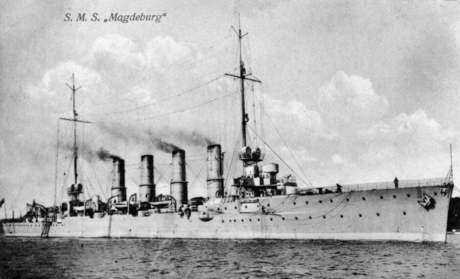 Czarno-białe zdjęcie: statek wojenny na morzu