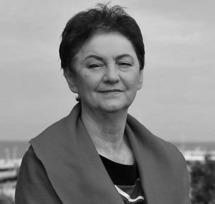 starsza, ciemnowłosa kobieta 