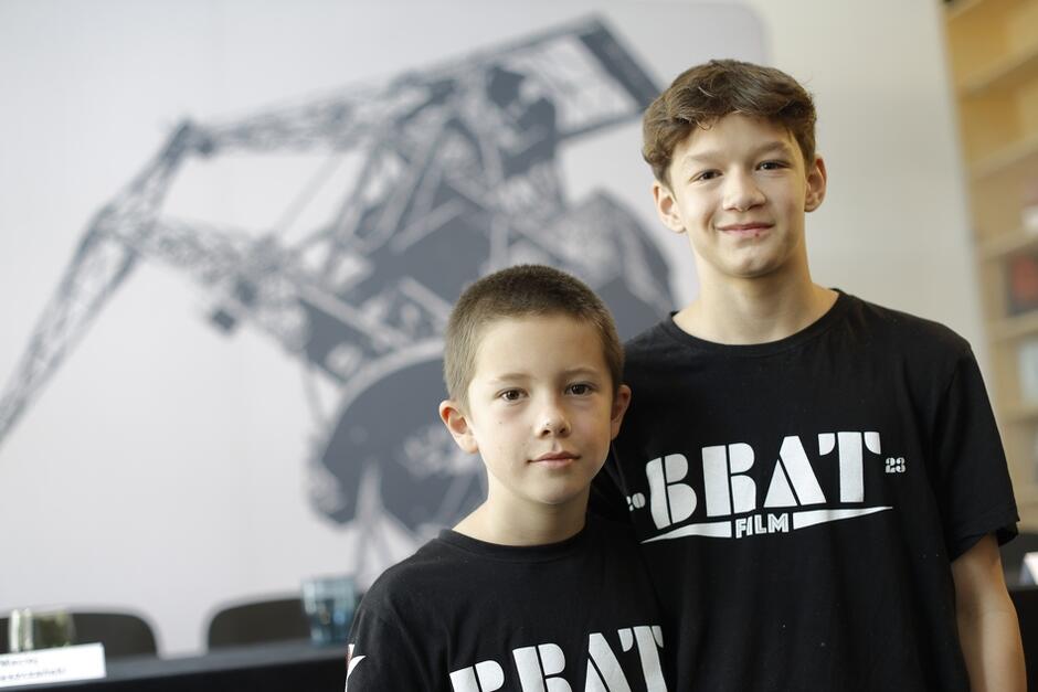 dwóch młodych chłopaków w czarnych t-shirtach z napisem brat 