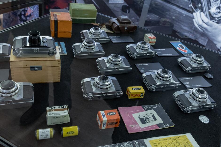 aparaty fotograficzne w gablocie