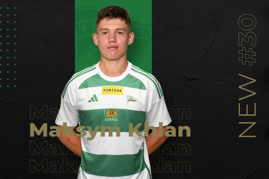 Młody piłkarz w biało-zielonym stroju
