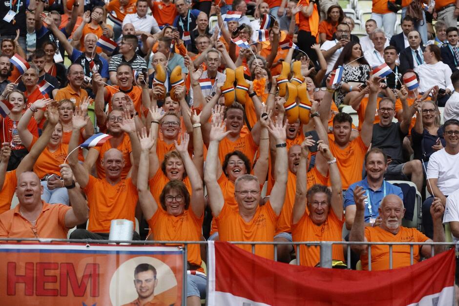 Nederlandske fans reiser seg