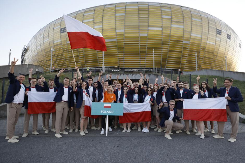 ekipa ponad 30 młodych ludzi i nieco starsi z flagami polski
