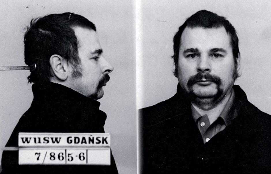 Dwa połączone kwadratowe czarno-białe zdjęcia z milicyjnej kartoteki. Po lewej mężczyzna z wąsami, pokazany z profilu. Po prawej ten sam mężczyzna en face   