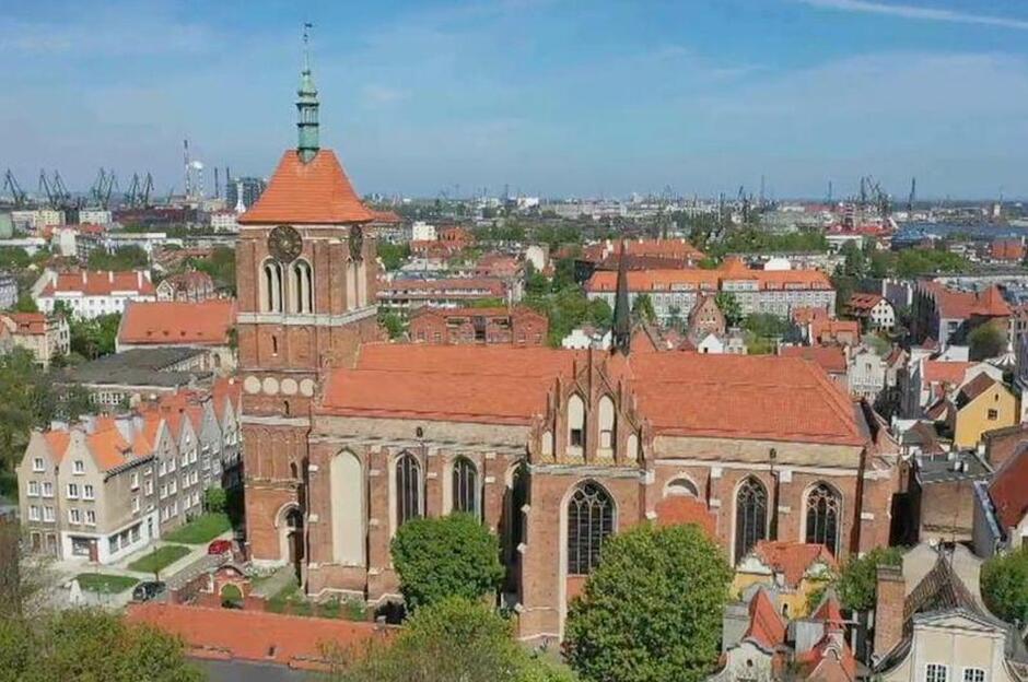 zabytkowy kościół z czerwonej cegły, widziany z lotu ptaka