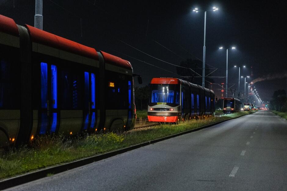kolejka tramwajów w nocy