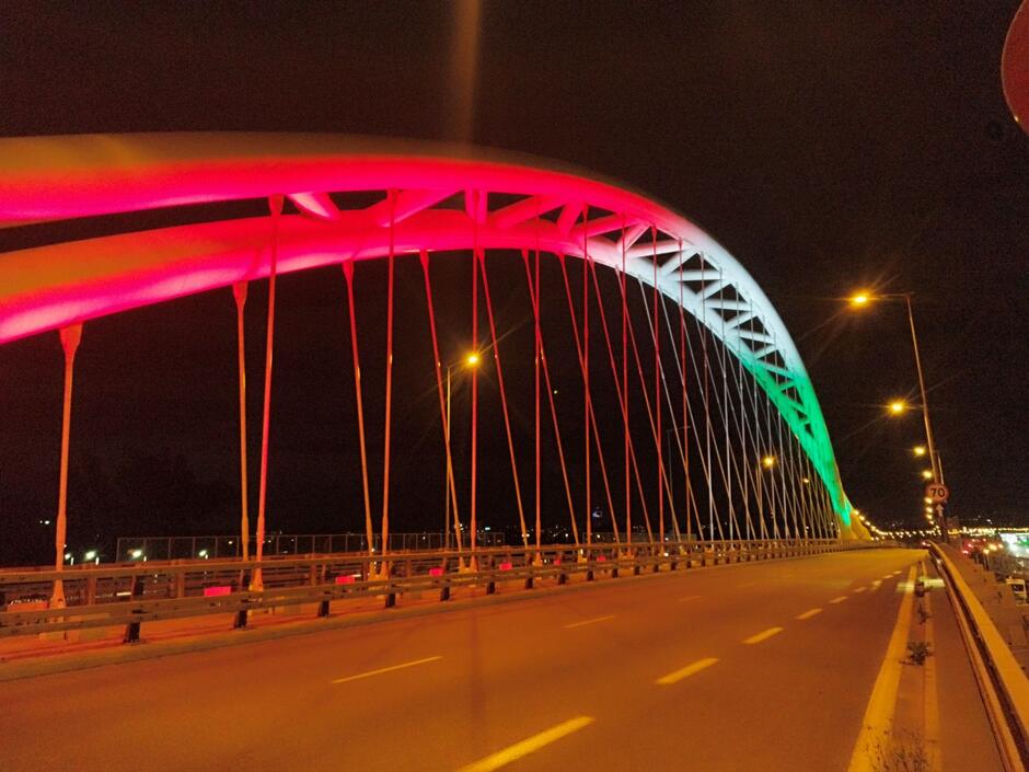 podświetlony na czerwono-biało-zielono wiadukt