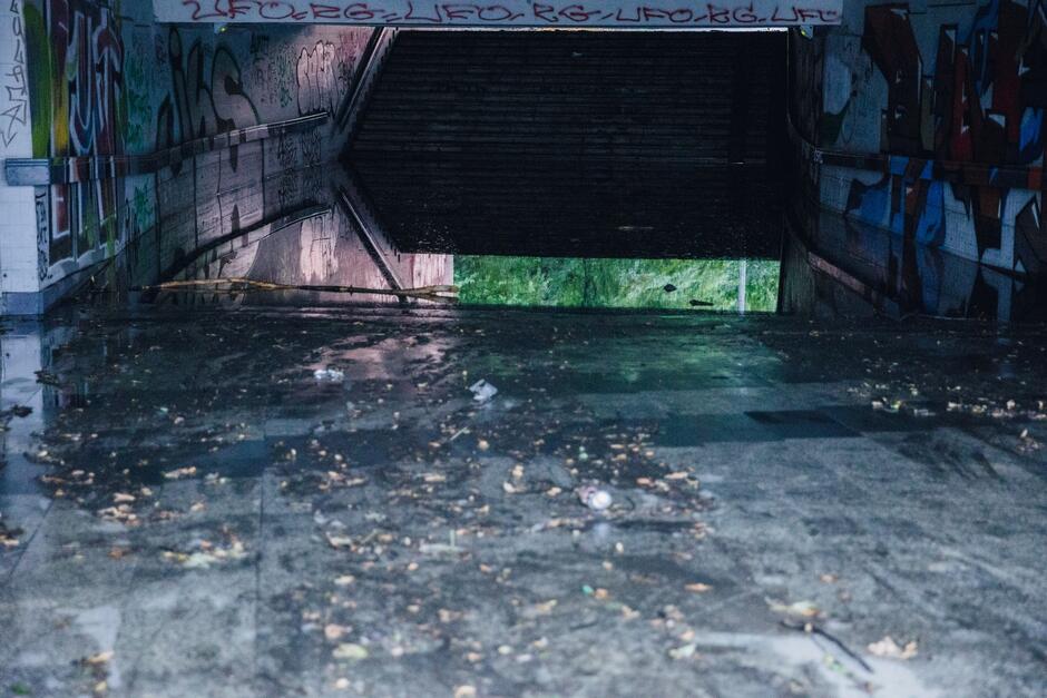 podtopiony wodą tunel dla pieszych