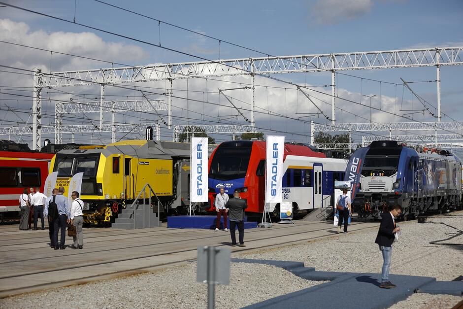 Cztery lokomotywy, pociągi stojące na torach w trakcie targów