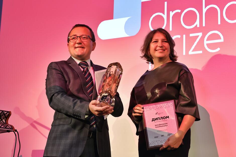 Zdobywczyni Nagrody Drahomana za 2022 rok Iryna Dmytryszyn z konsulem Ukrainy w Polsce 