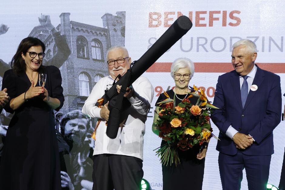 Cztery osoby w wesołych nastrojach. Od lewej: Aleksandra Dulkiewicz, Lech Wałęsa, Danuta Wałęsa, Tadeusz Truskolaski 