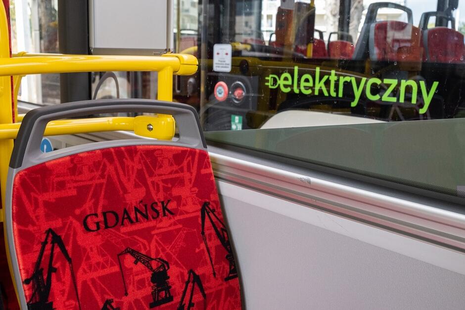 czerwony fotel autobusowy z napisem gdańsk i dźwigami