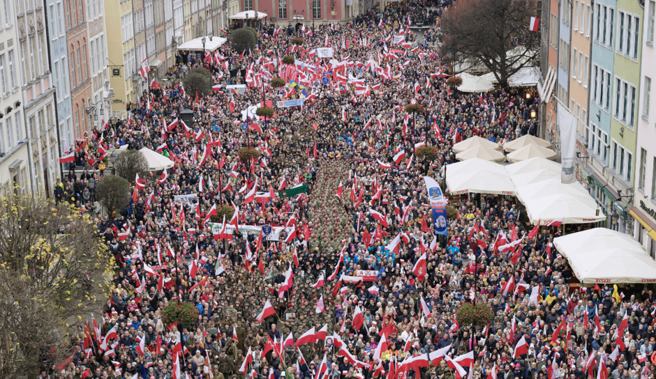 Tłum ludzi z flagami na Długim Targu