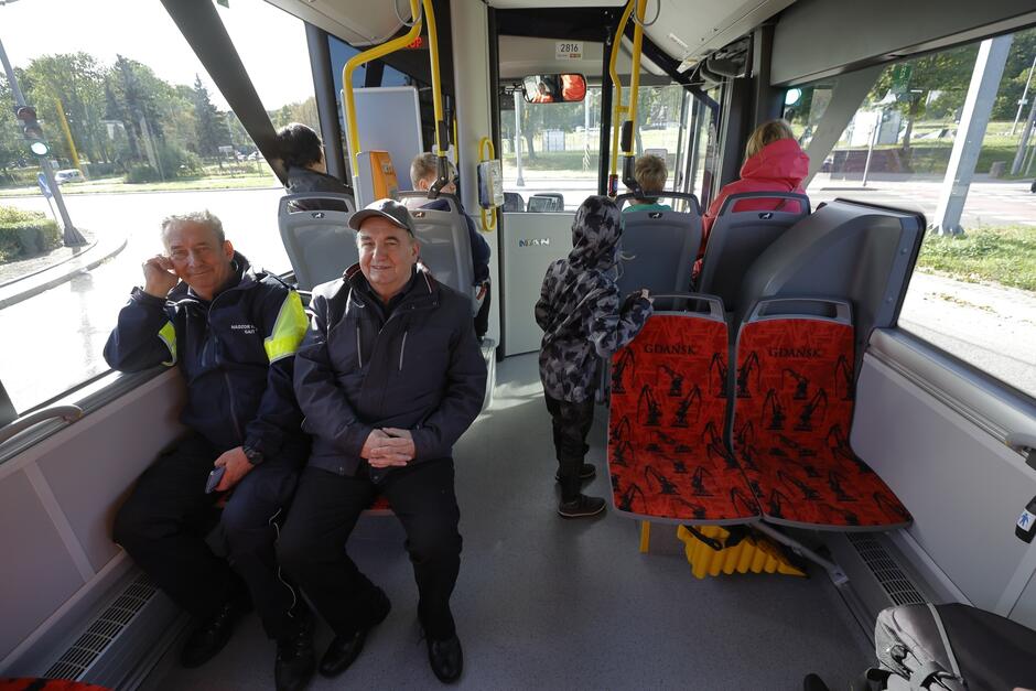 Pasażerowie siedzący w autobusie podczas przejazdu