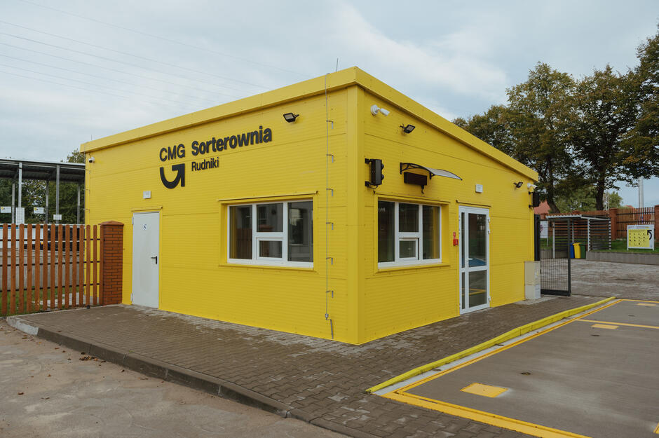 Żółty budynek przy bramie wjazdowej do Sorterowni Rudniki. 
