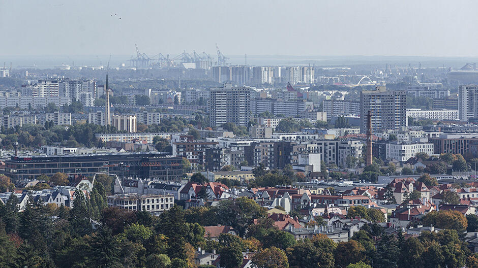 Panorama Gdańska z dźwigami portowymi