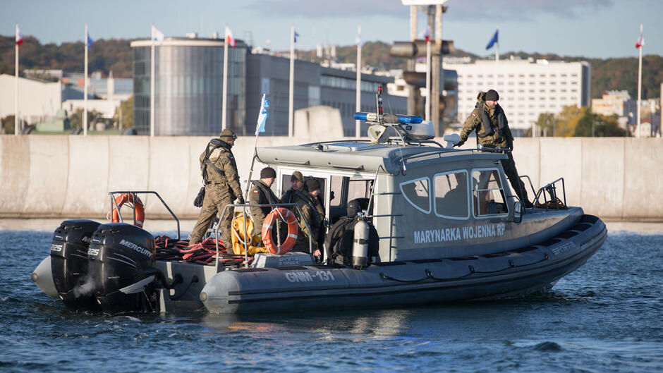 motorówka z której do wody schodzą nurkowie