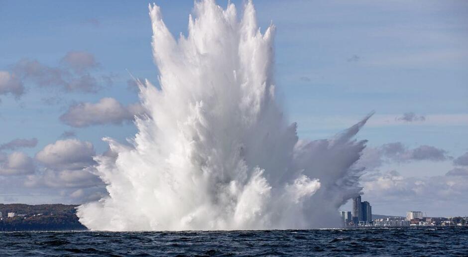 wybuch na wodzie, ogromne słupy wody