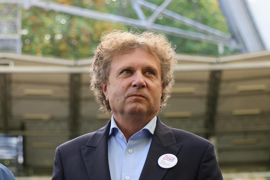 zdjęcie portretowe mężczyzny w garniturze 